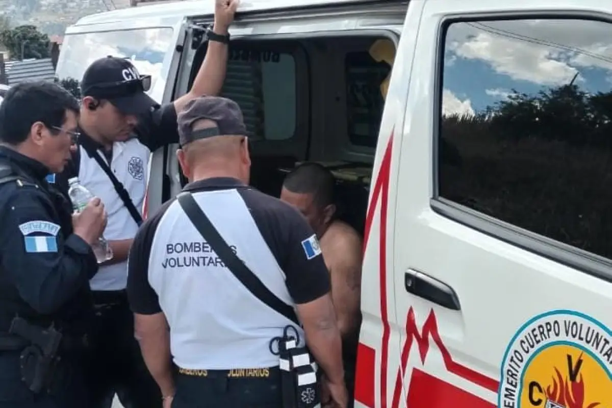 Pese a las agresiones, el herido prefirió continuar la marcha y no ser llevado al hospital., Bomberos Voluntarios.
