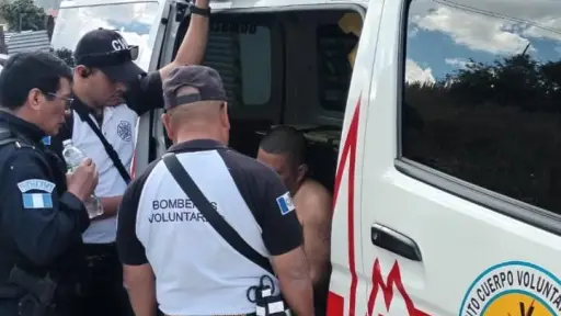 Pese a las agresiones, el herido prefirió continuar la marcha y no ser llevado al hospital. ,Bomberos Voluntarios.