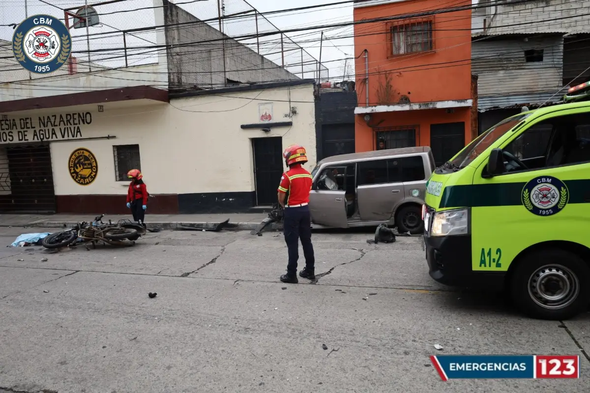 El conductor de una motocicleta murió tras el accidente en Barrio Moderno, zona 2 capitalina., Bomberos Municipales