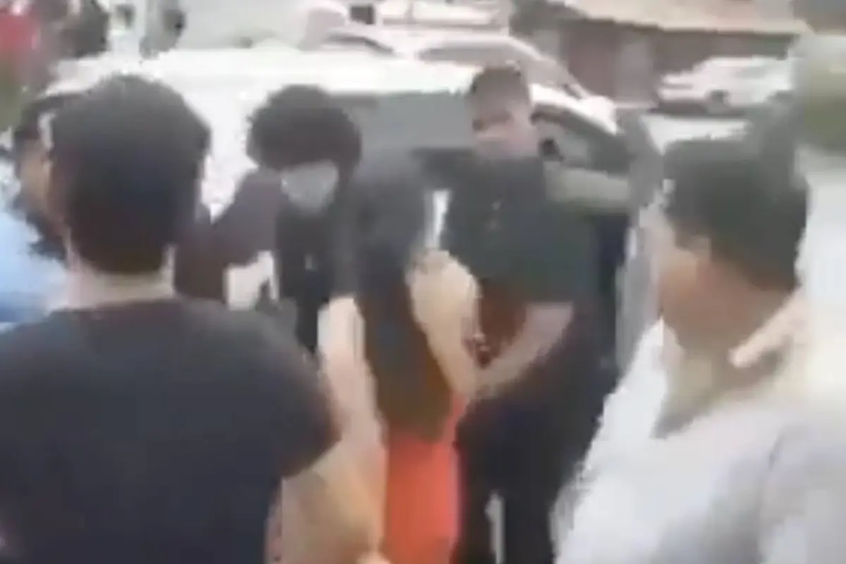 Convivio navideño se convierte en pelea campal., Capturan de pantalla video de X.