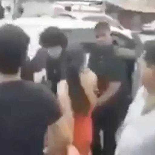 Convivio navideño se convierte en pelea campal. ,Capturan de pantalla video de X.