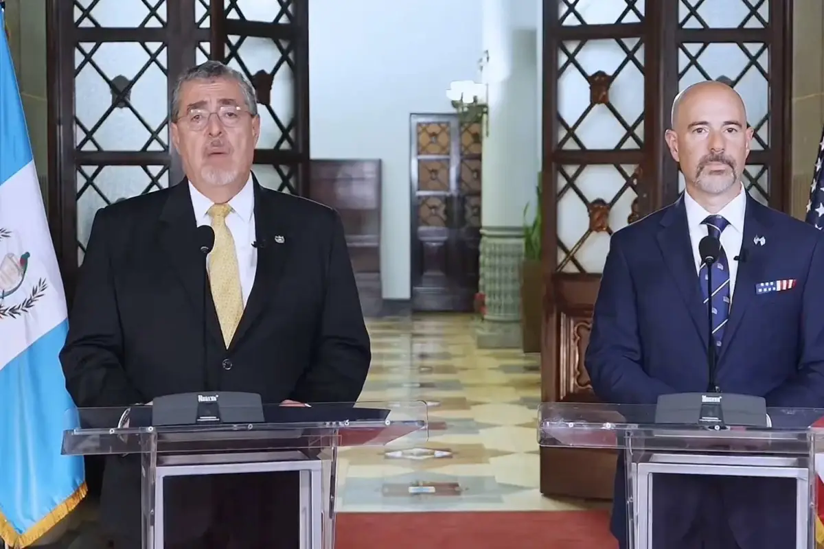 El presidente de Guatemala, Bernardo Arévalo, se reunió con el administrador de la DEA, Terrence Cole., Gobierno de Guatemala