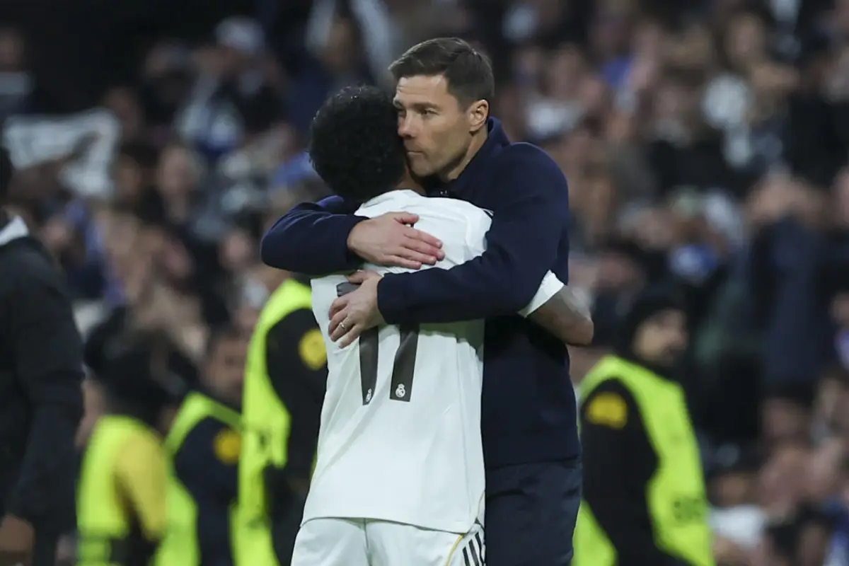 Abrazo de Xabi Alonso con Rodrygo - EFE
