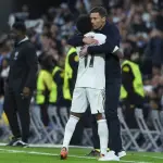 Abrazo de Xabi Alonso con Rodrygo - EFE