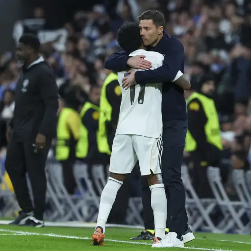 Abrazo de Xabi Alonso con Rodrygo - EFE