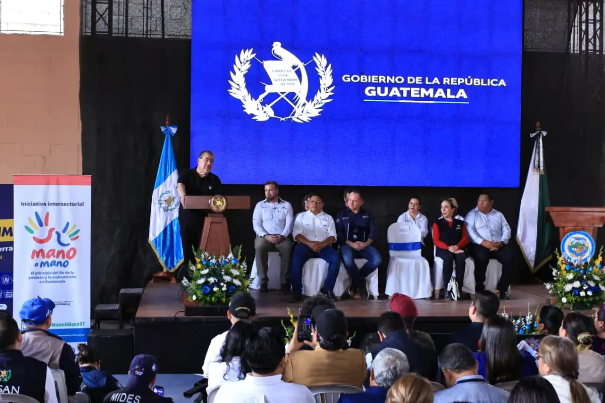 El presidente Bernardo Arévalo y autoridades del Gobierno y locales durante una conferencia en Chiquimula, donde dos municipios fueron declarados "libres de pisos de tierra"., Gobierno de Guatemala