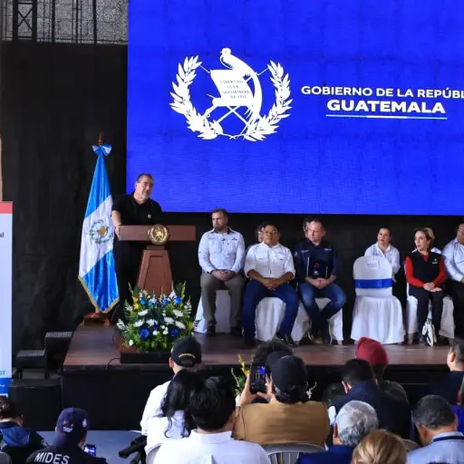 El presidente Bernardo Arévalo y autoridades del Gobierno y locales durante una conferencia en Chiquimula, donde dos municipios fueron declarados 