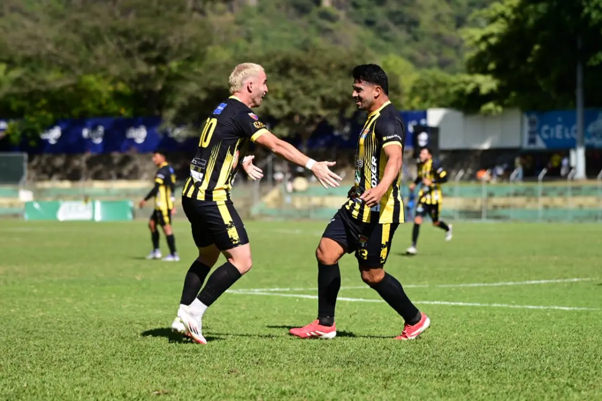Celebración de Nicolás Lovato y Alejandro Galindo - Aurora FC