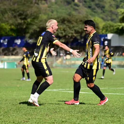 Celebración de Nicolás Lovato y Alejandro Galindo - Aurora FC