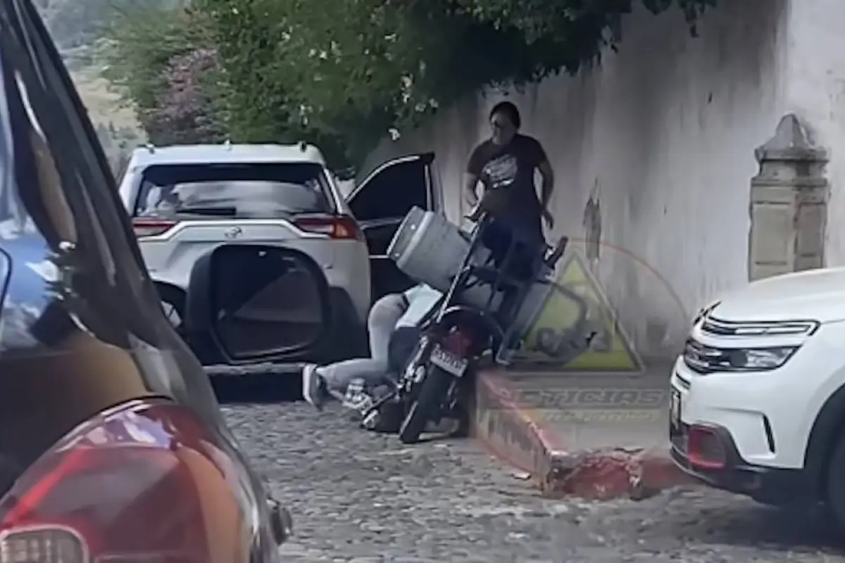 Pelea entre automovilista y repartidor de gas., Captura de pantalla video Facebook.