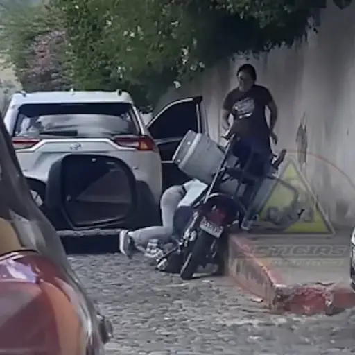 Pelea entre automovilista y repartidor de gas. ,Captura de pantalla video Facebook.