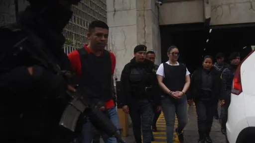 María Fernanda Bonilla y José Luis Marroquín, en la salida de Torre de Tribunales el jueves, 11 de diciembre de 2025. ,Omar Solís/Emisoras Unidas