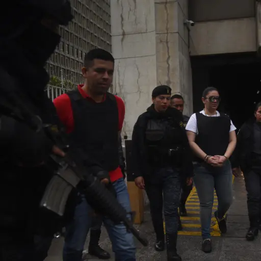 María Fernanda Bonilla y José Luis Marroquín, en la salida de Torre de Tribunales el jueves, 11 de diciembre de 2025. ,Omar Solís/Emisoras Unidas