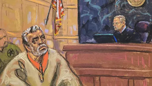 Fotografía de archivo de un dibujo realizado por la artista Jane Rosenberg del juez Brian Cogan (d) frente al narcotraficante mexicano Ismael 'el Mayo' Zambada durante un juicio realizado en el Tribunal Federal de Brooklyn, en Nueva York (Estados Unido , EFE/ Jane Rosenberg