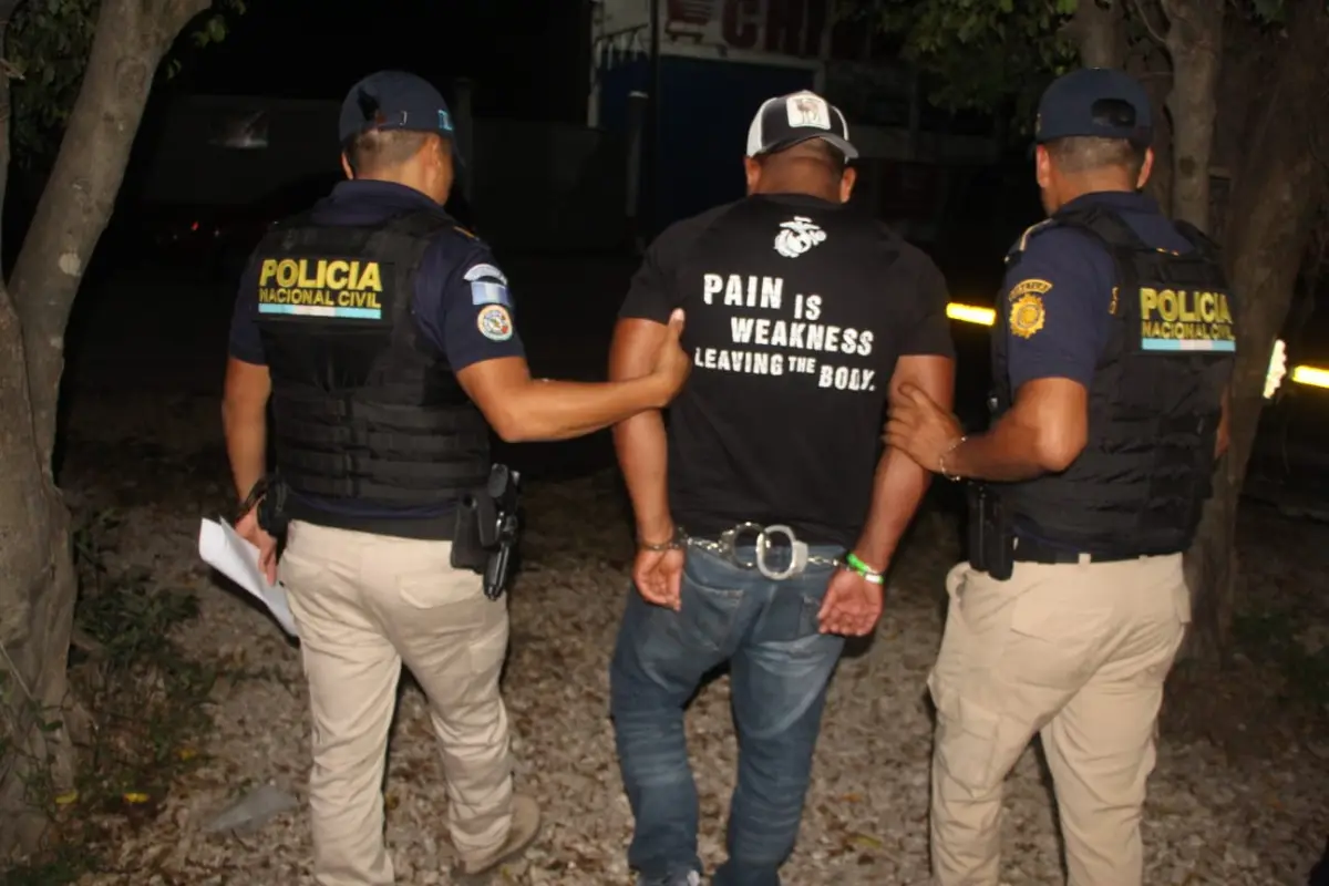 El detenido fue llevado a un juzgado local, para resolver su situación legal, tras dañar el lugar sagrado., PNC de Guatemala.