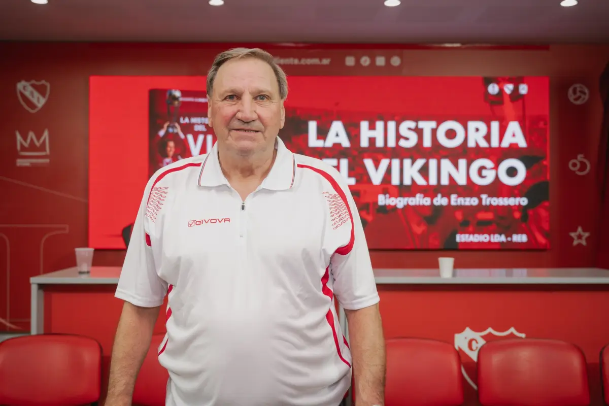 El extécnico de Municipal, Enzo Trossero presentó su libro: "La historia del Vikingo"