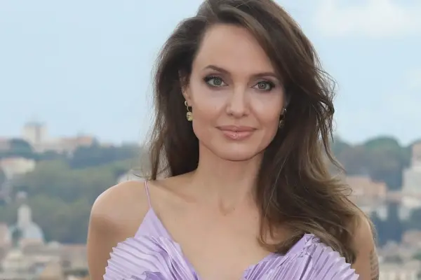 Por primera vez, Angelina Jolie se quita la ropa para mostrar la cicatriz de su mastectomía