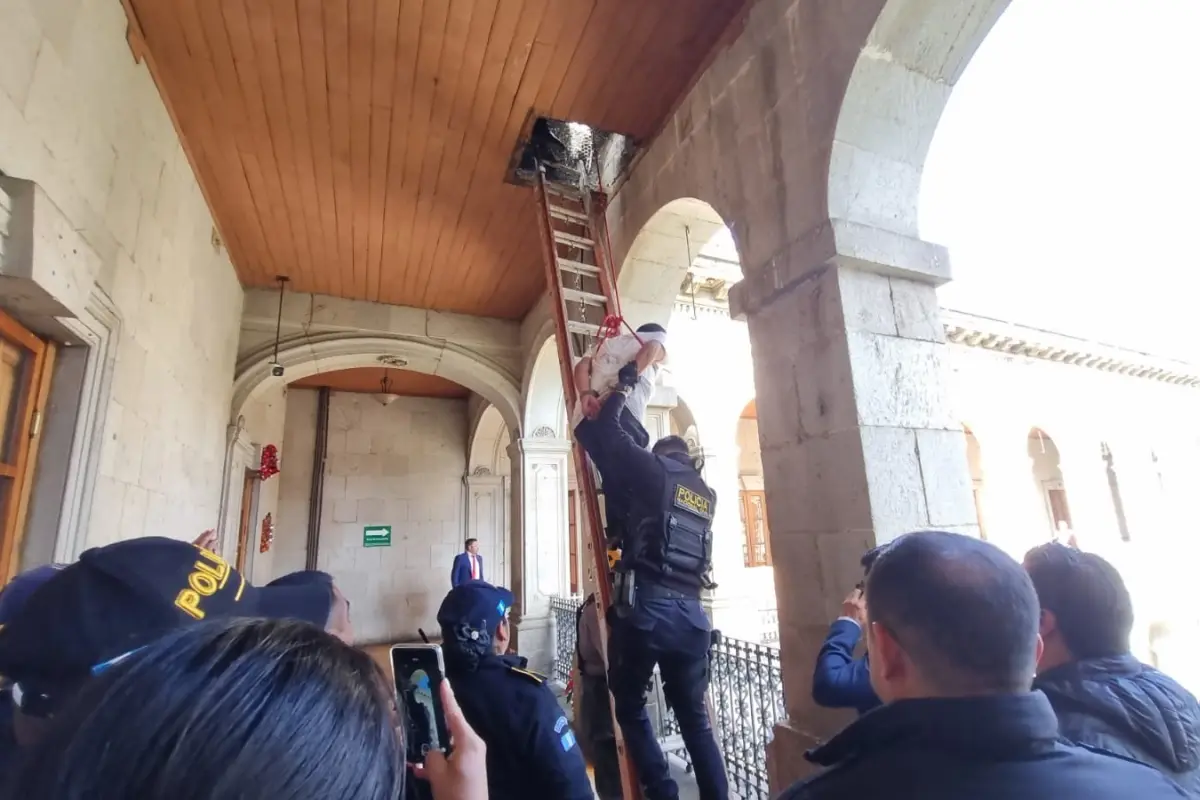 Rescatan a hombre que permanecía en la parte alta de la sede de la municipalidad de Quetzaltenango