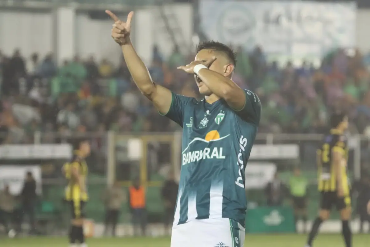 Óscar Santis abrió el camino anoche para una goleada del Antigua sobre Aurora