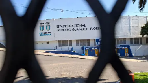 Actualmente los trabajos de remozamiento de la gramilla del estadio Nacional están detenidos