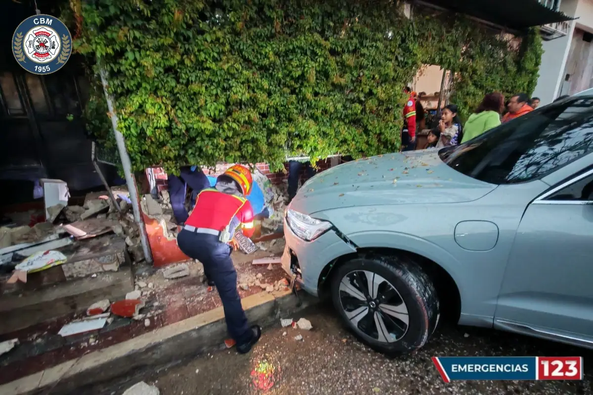 El vehículo impactó contra una vivienda. , Foto Bomberos Municipales