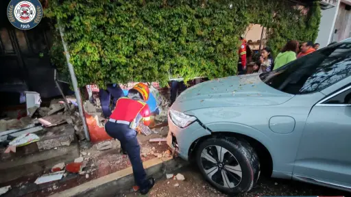 El vehículo impactó contra una vivienda.  ,Foto Bomberos Municipales