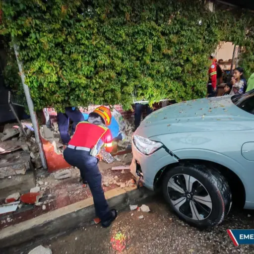 El vehículo impactó contra una vivienda.  ,Foto Bomberos Municipales