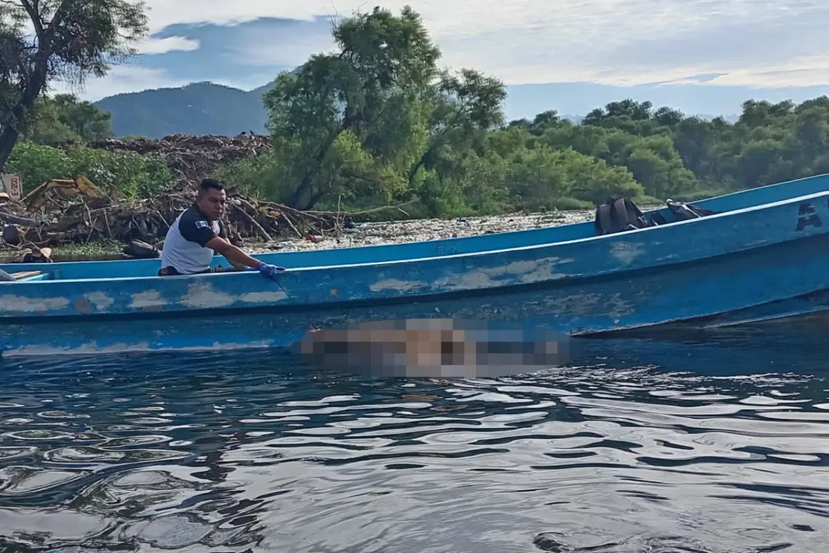 Localizan tres cuerpos en el lago de Amatitlán, Bomberos Voluntarios