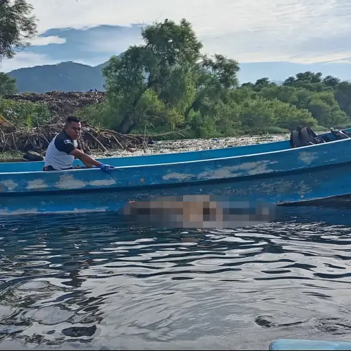 Localizan tres cuerpos en el lago de Amatitlán ,Bomberos Voluntarios