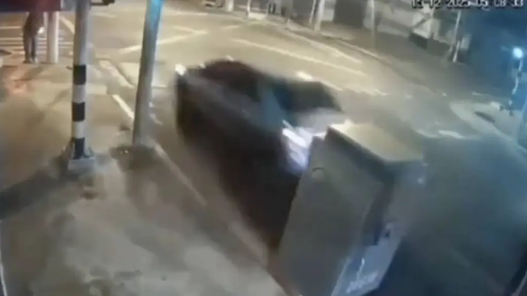 Motorista muere tras múltiple colisión en zona 10. ,Capturan de pantalla video de X.
