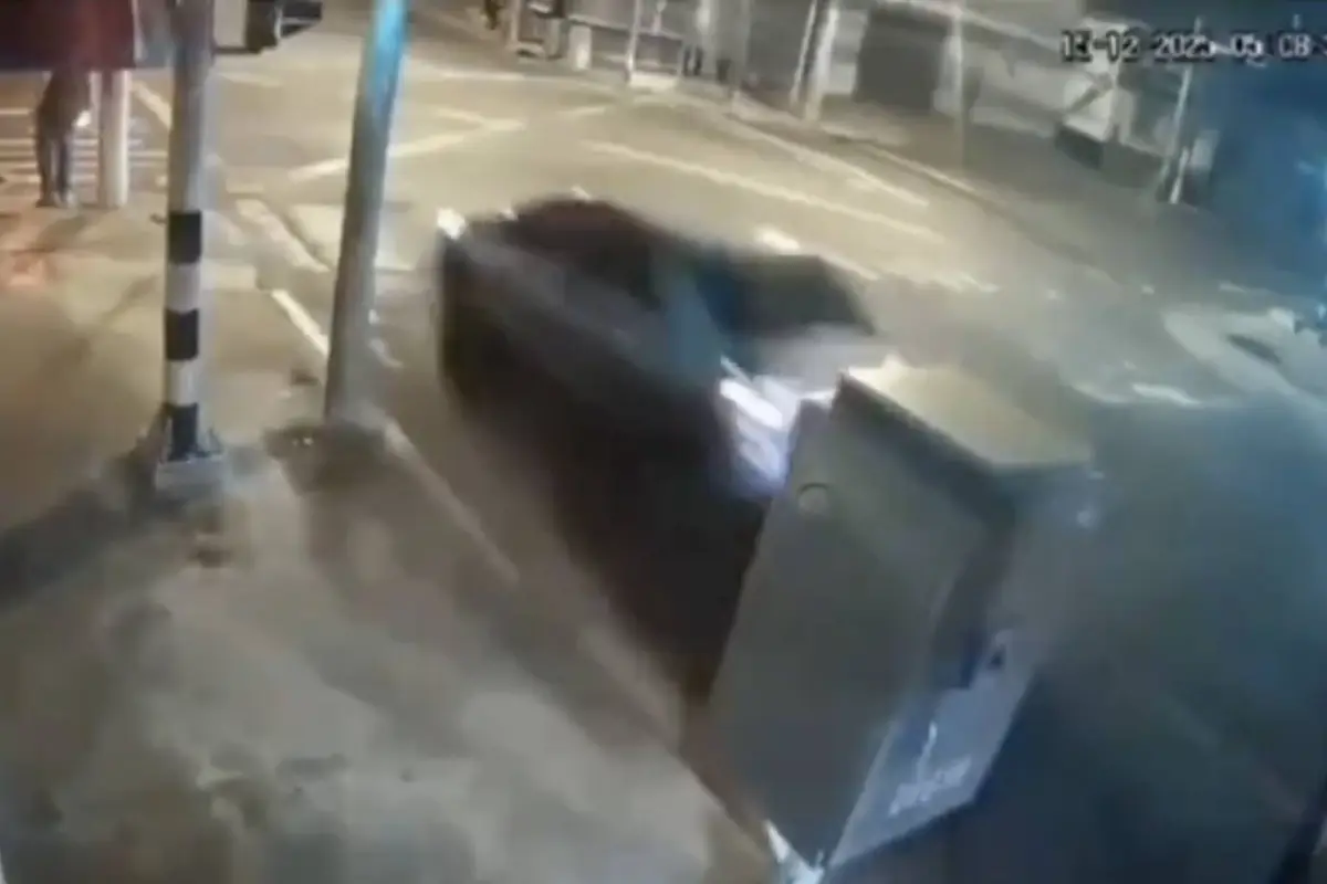 Motorista muere tras múltiple colisión en zona 10., Capturan de pantalla video de X.
