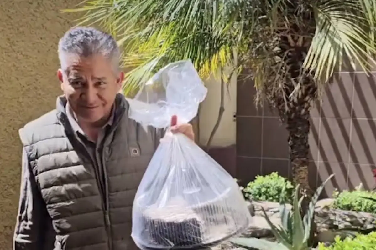 Exesposo sorprende con pastel por cinco años de divorcio., Captura de pantalla video Instagram.