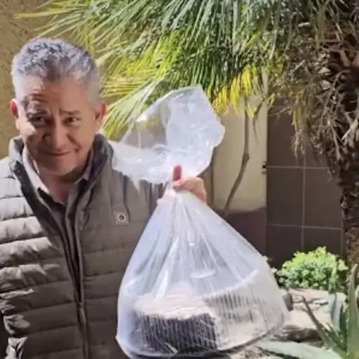 Exesposo sorprende con pastel por cinco años de divorcio. ,Captura de pantalla video Instagram.