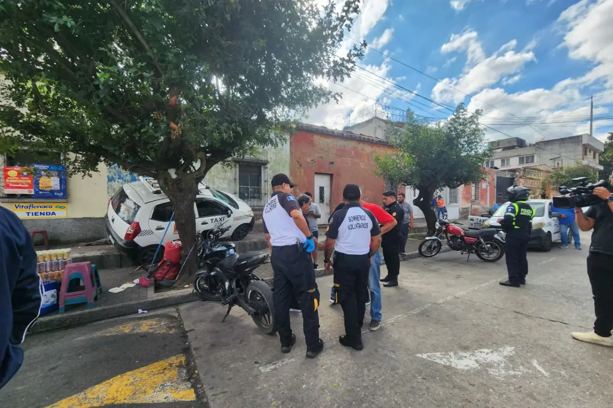El taxista esquivó a una persona para no atropellarla y perdió el control del volante, por lo que chocó contra una vivienda en la zona 3., Bomberos Voluntarios