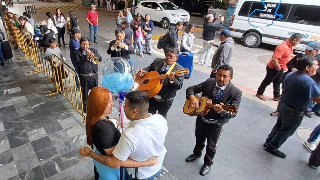 Alta afluencia de pasajeros en el Aeropuerto Internacional La Aurora, diciembre 2025 | Omar Solís/EU