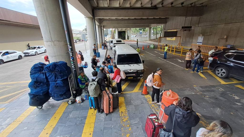 Alta afluencia de pasajeros en el Aeropuerto Internacional La Aurora, diciembre 2025 | Omar Solís/EU