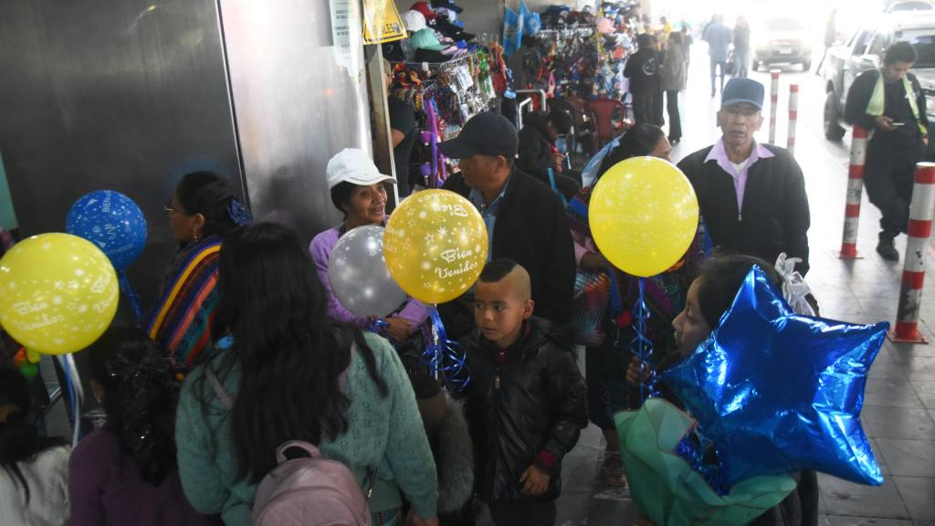 Alta afluencia de pasajeros en el Aeropuerto Internacional La Aurora, diciembre 2025 | Omar Solís/EU