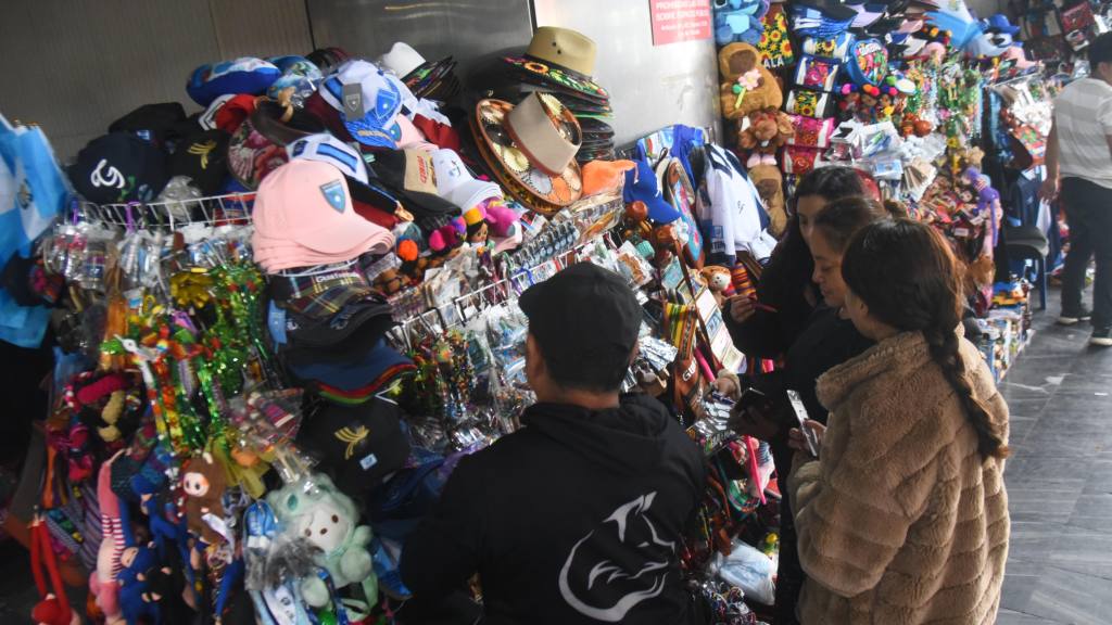 Alta afluencia de pasajeros en el Aeropuerto Internacional La Aurora, diciembre 2025 | Omar Solís/EU