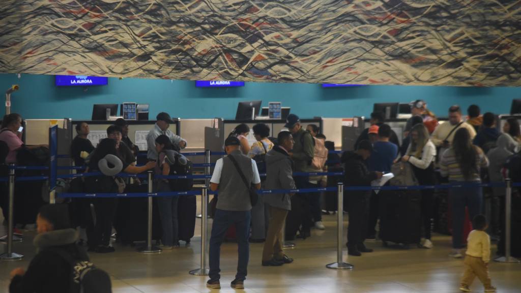 Alta afluencia de pasajeros en el Aeropuerto Internacional La Aurora, diciembre 2025 | Omar Solís/EU
