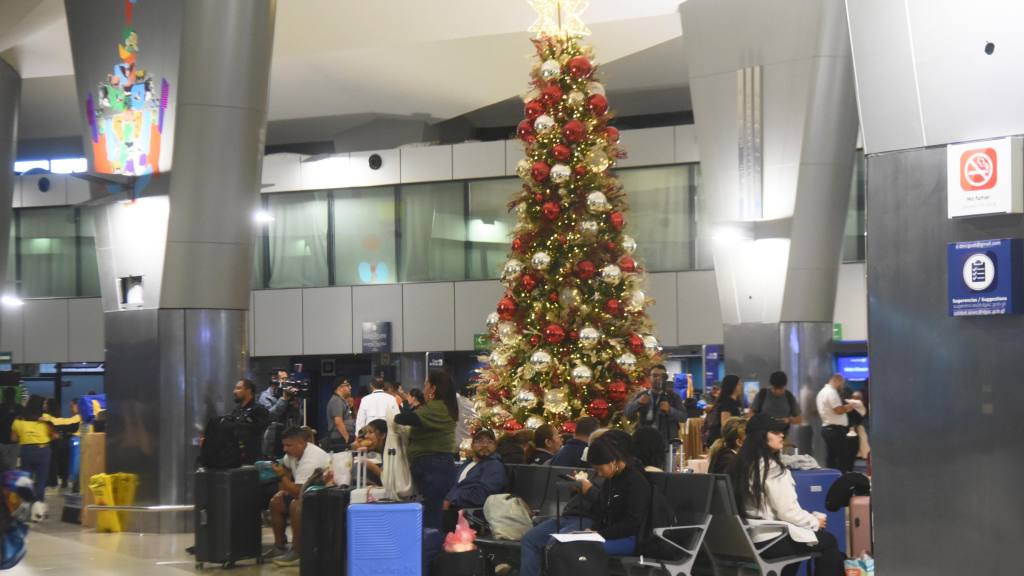 Alta afluencia de pasajeros en el Aeropuerto Internacional La Aurora, diciembre 2025 | Omar Solís/EU