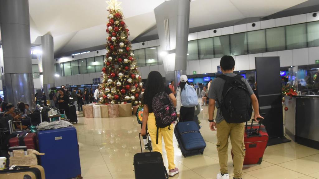 Alta afluencia de pasajeros en el Aeropuerto Internacional La Aurora, diciembre 2025 | Omar Solís/EU