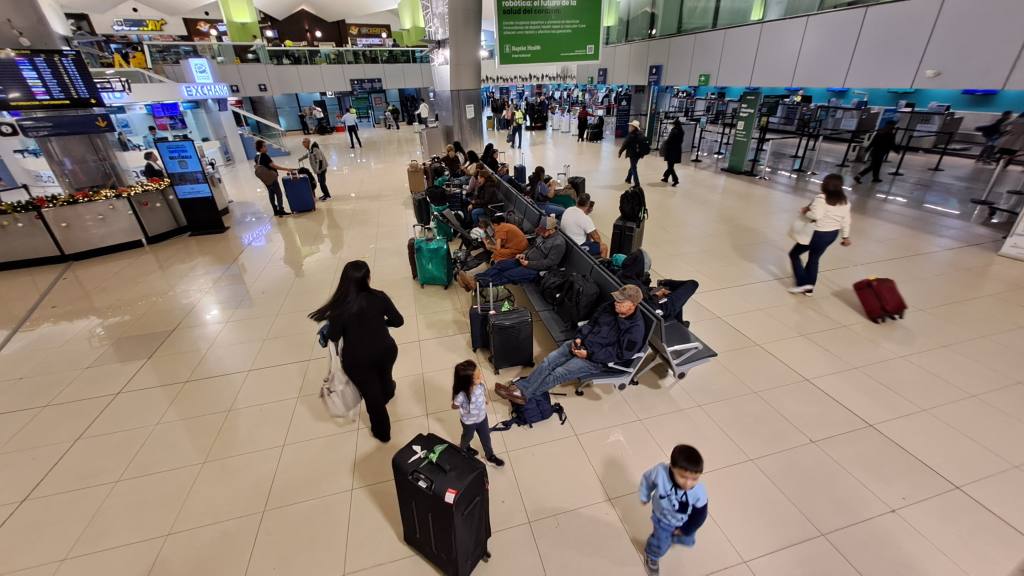 Alta afluencia de pasajeros en el Aeropuerto Internacional La Aurora, diciembre 2025 | Omar Solís/EU