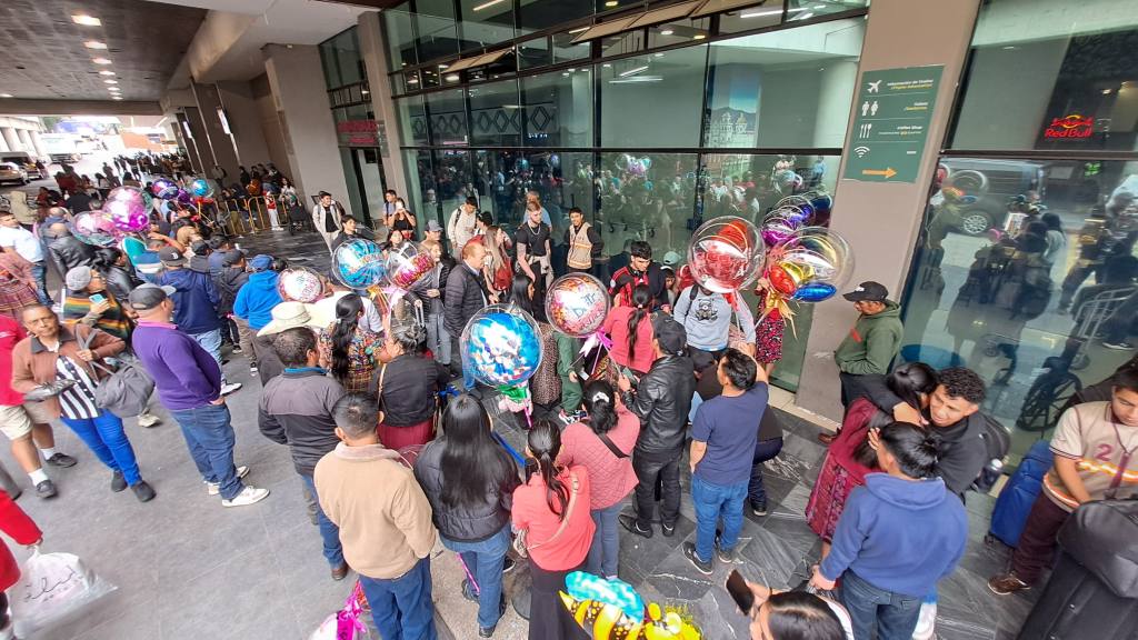 Alta afluencia de pasajeros en el Aeropuerto Internacional La Aurora, diciembre 2025 | Omar Solís/EU