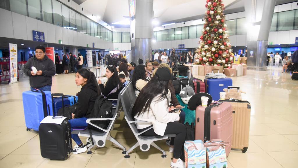 Alta afluencia de pasajeros en el Aeropuerto Internacional La Aurora, diciembre 2025 | Omar Solís/EU
