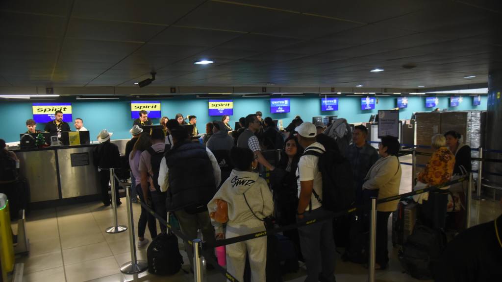 Alta afluencia de pasajeros en el Aeropuerto Internacional La Aurora, diciembre 2025 | Omar Solís/EU