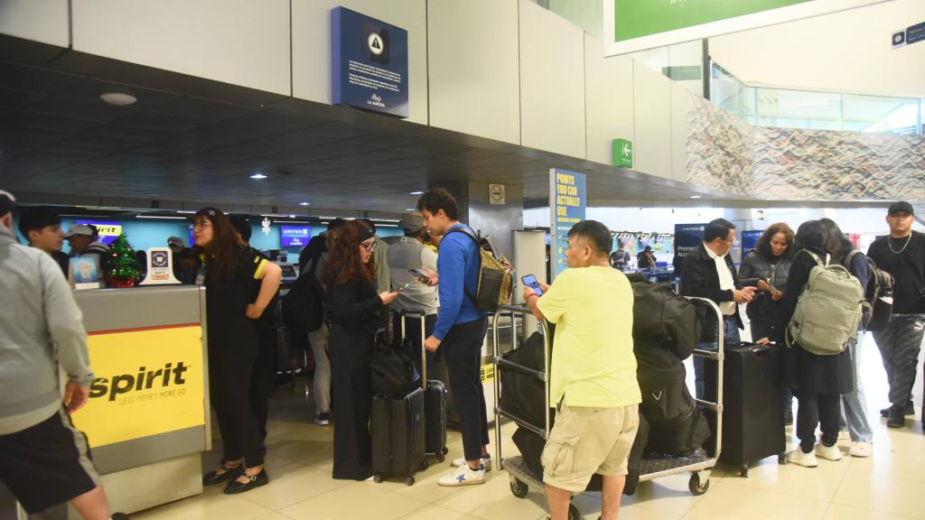 Alta afluencia de pasajeros en el Aeropuerto Internacional La Aurora, diciembre 2025 | Omar Solís/EU