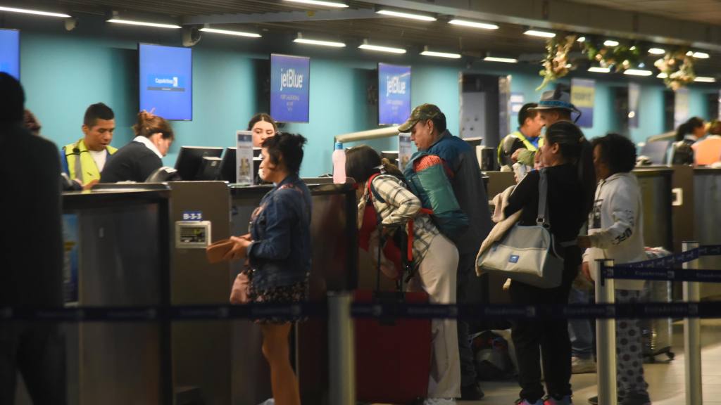 Alta afluencia de pasajeros en el Aeropuerto Internacional La Aurora, diciembre 2025 | Omar Solís/EU