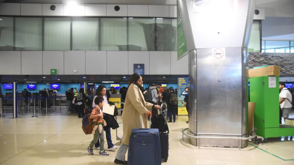 Alta afluencia de pasajeros en el Aeropuerto Internacional La Aurora, diciembre 2025 | Omar Solís/EU