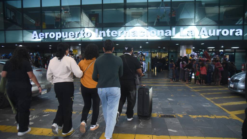 Alta afluencia de pasajeros en el Aeropuerto Internacional La Aurora, diciembre 2025 | Omar Solís/EU