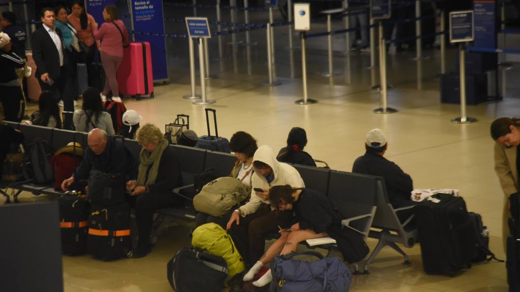 Alta afluencia de pasajeros en el Aeropuerto Internacional La Aurora, diciembre 2025 | Omar Solís/EU